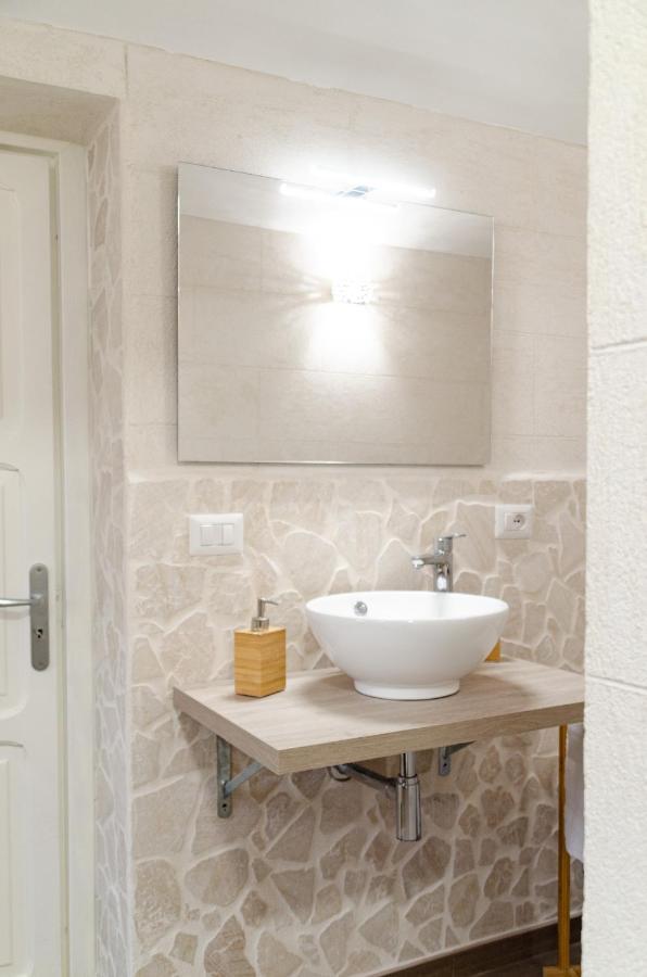 Modern Stone Apartment In The Heart Of Bari Exterior foto