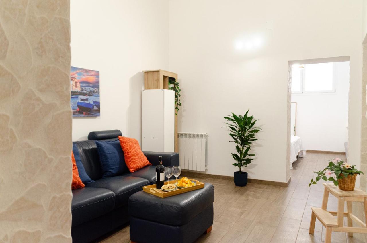 Modern Stone Apartment In The Heart Of Bari Exterior foto