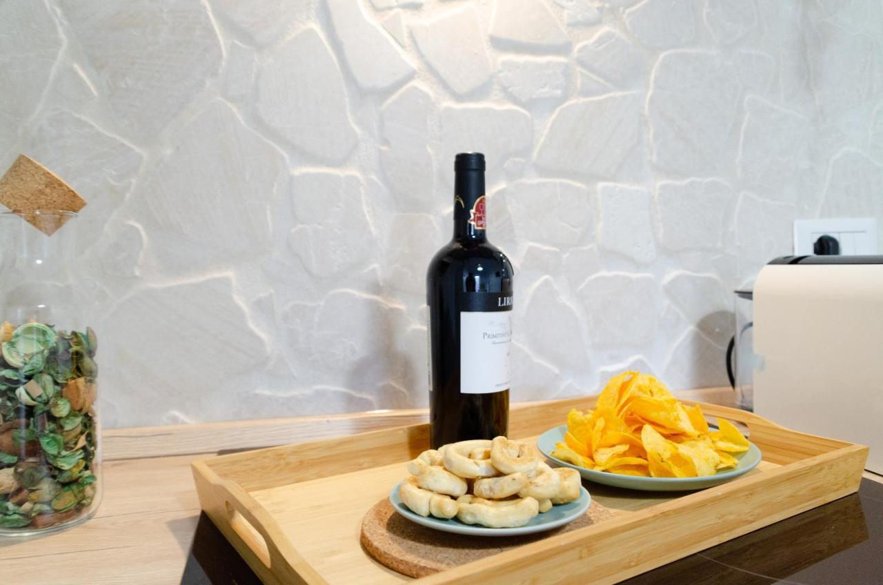 Modern Stone Apartment In The Heart Of Bari Exterior foto