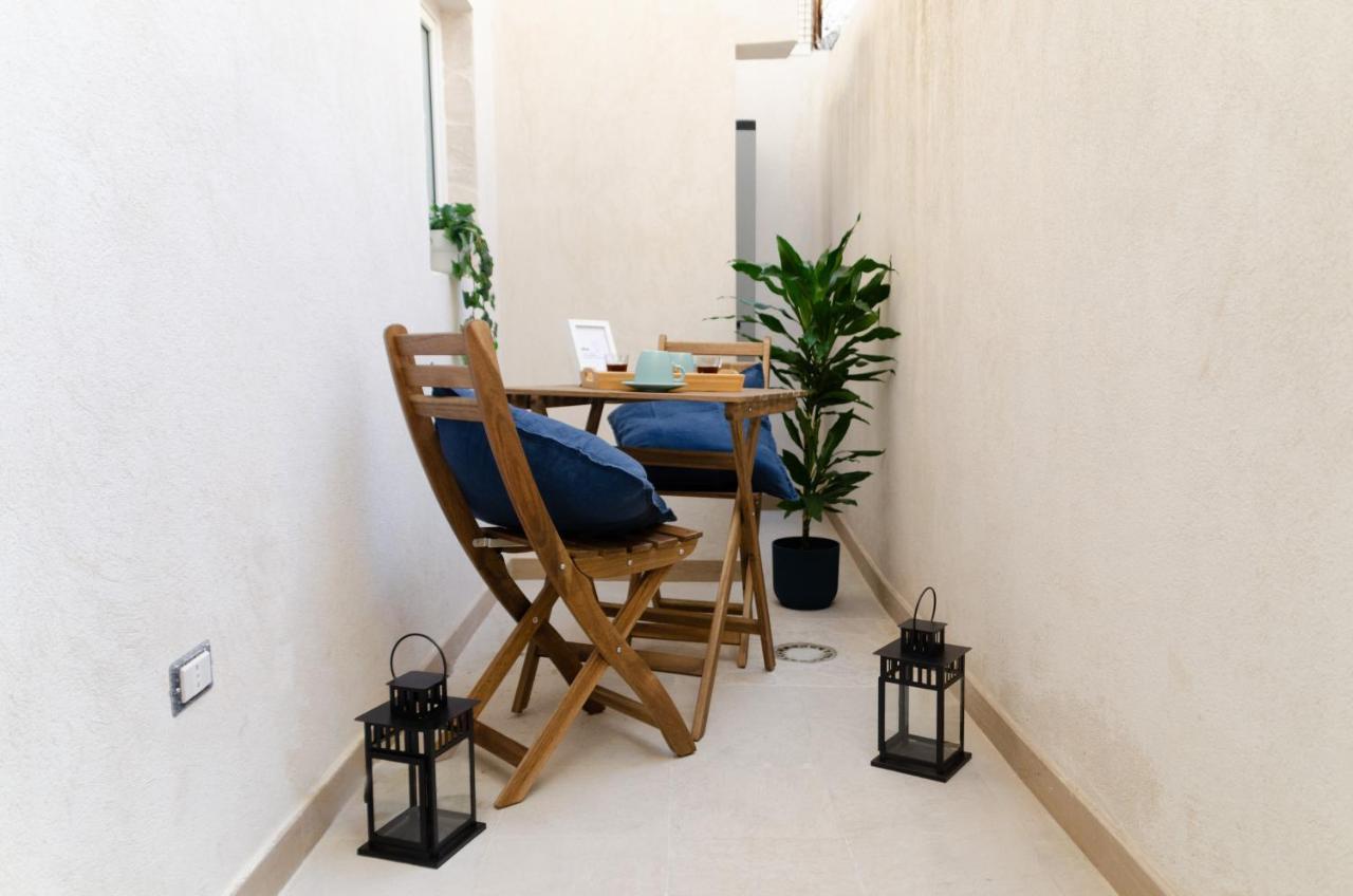 Modern Stone Apartment In The Heart Of Bari Exterior foto